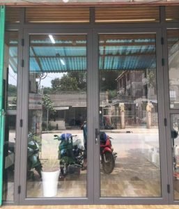 Mẫu cửa nh&ocirc;m k&iacute;nh việt ph&aacute;p đẹp