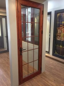Mẫu cửa nhôm kính Xingfa đẹp màu vân gỗ