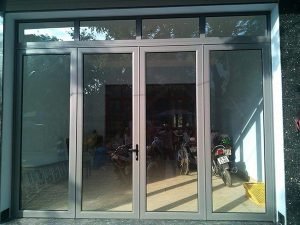 Mẫu cửa nh&ocirc;m k&iacute;nh việt ph&aacute;p m&agrave;u ghi đen đẹp