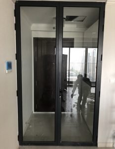 Mẫu cửa nh&ocirc;m k&iacute;nh việt ph&aacute;p m&agrave;u ghi đen đẹp