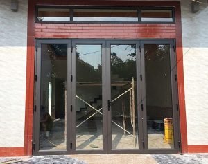 Mẫu cửa nh&ocirc;m k&iacute;nh việt ph&aacute;p m&agrave;u ghi đen đẹp