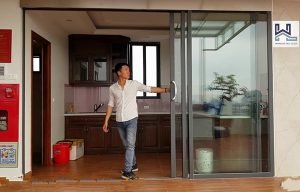 Mẫu cửa nh&ocirc;m k&iacute;nh việt ph&aacute;p m&agrave;u ghi đen đẹp