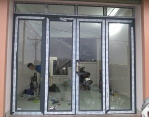 Mẫu cửa nh&ocirc;m k&iacute;nh việt ph&aacute;p m&agrave;u ghi đen đẹp