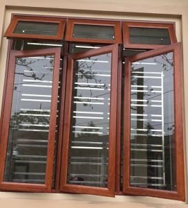 Mẫu cửa nh&ocirc;m k&iacute;nh việt ph&aacute;p m&agrave;u v&acirc;n gỗ đẹp