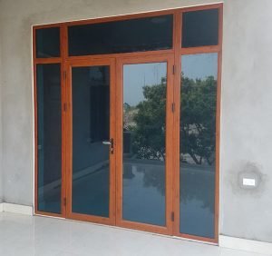 Mẫu cửa nh&ocirc;m k&iacute;nh việt ph&aacute;p m&agrave;u v&acirc;n gỗ đẹp