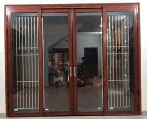 Mẫu cửa nh&ocirc;m k&iacute;nh việt ph&aacute;p m&agrave;u v&acirc;n gỗ đẹp