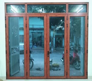 Mẫu cửa nh&ocirc;m k&iacute;nh việt ph&aacute;p m&agrave;u v&acirc;n gỗ đẹp