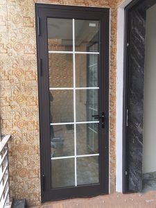 Mẫu cửa nhôm kính Xingfa màu đen ghi đẹp