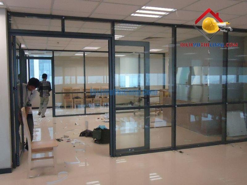 thi-cong-nhom-kinh-hoc-mon-dichvuthicong-1