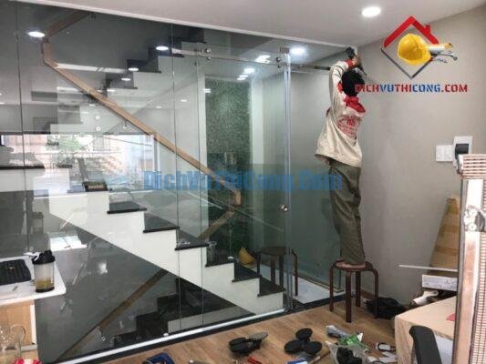 thi-cong-nhom-kinh-hoc-mon-dichvuthicong