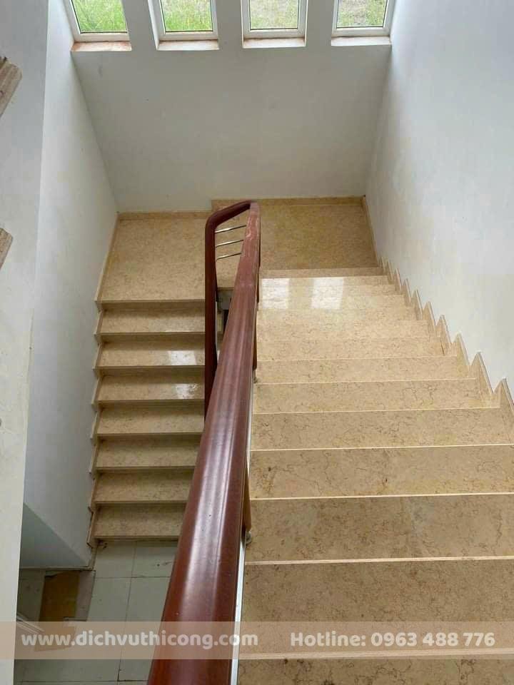 cau-thang-da-hoa-cuong-vang-ai-cap